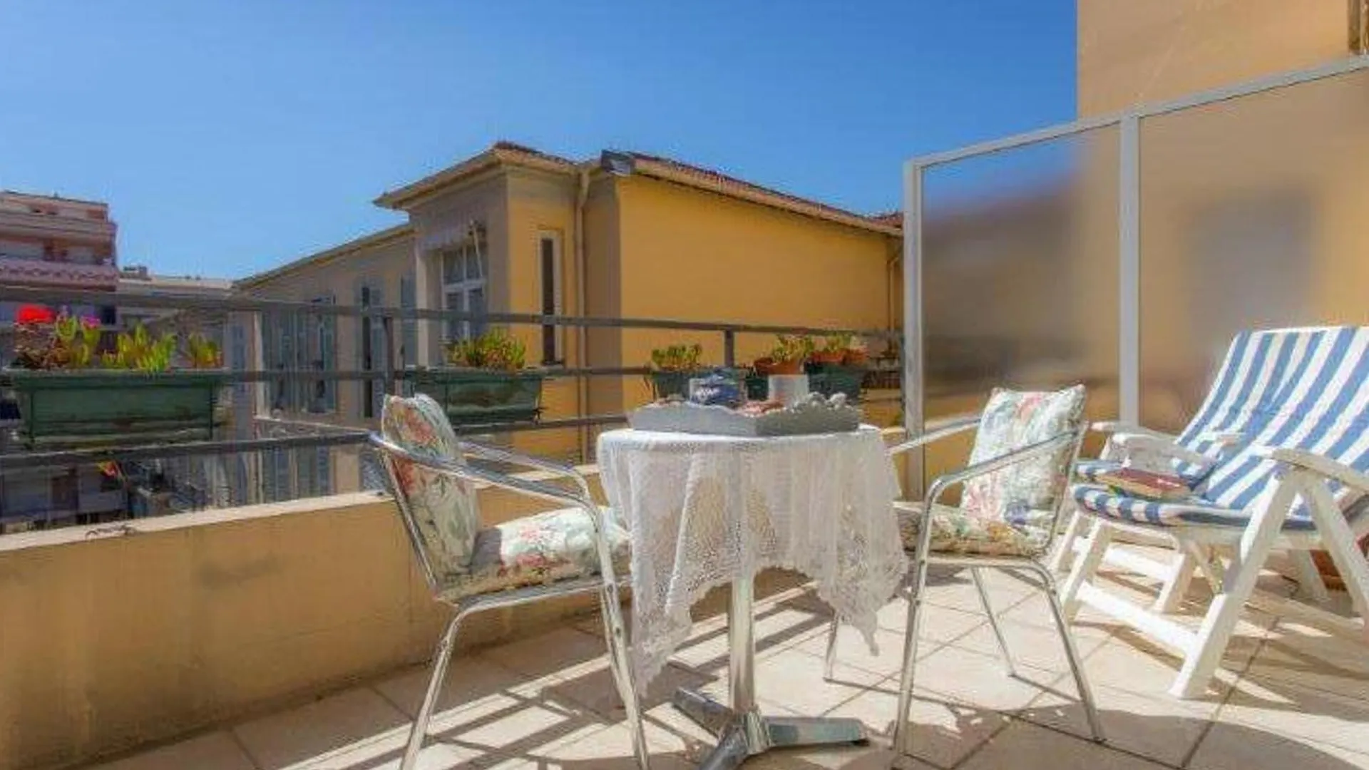 Apartment Studio Climatise En Centre-Ville, Proche Plages, Avec Grande Terrasse Au Calme - Fr-1-196-362 Menton
